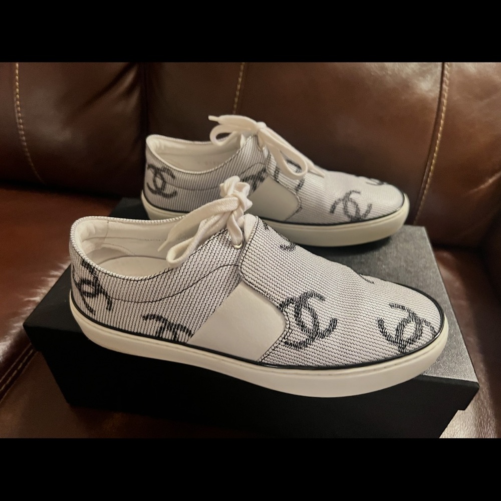 Pre-Owned CHANEL Monochrome Logo Sneakers